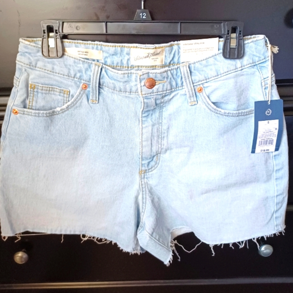 NWT Vintage Midi Shorts Light Wash Size 8 Universal Thread